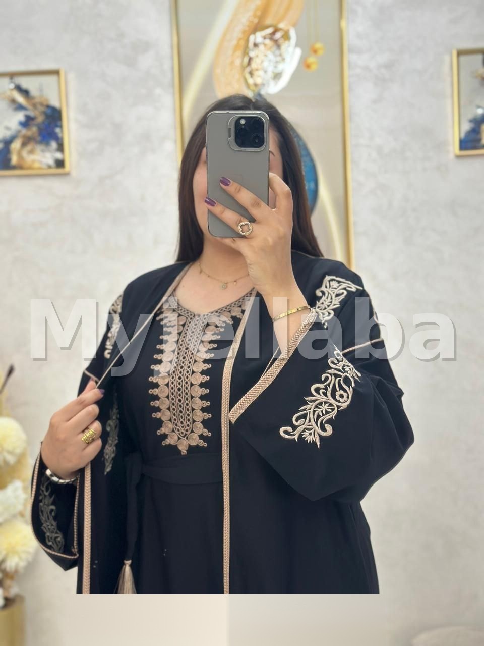 Jellaba Élégante avec Broderies Florales