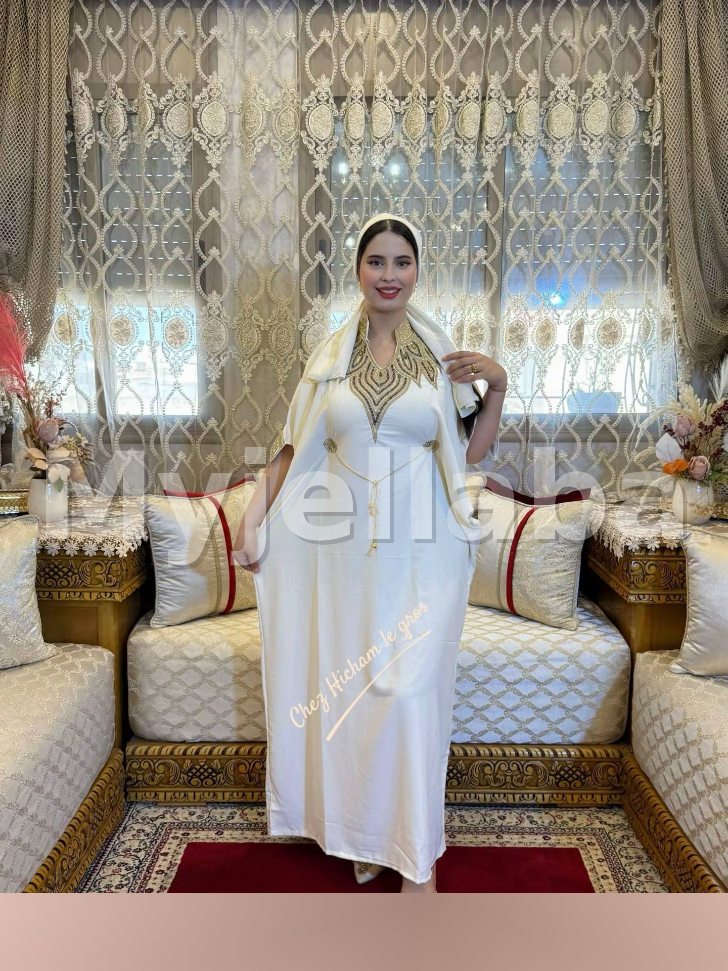 Jellaba Blanche Élégante avec Broderies Dorées