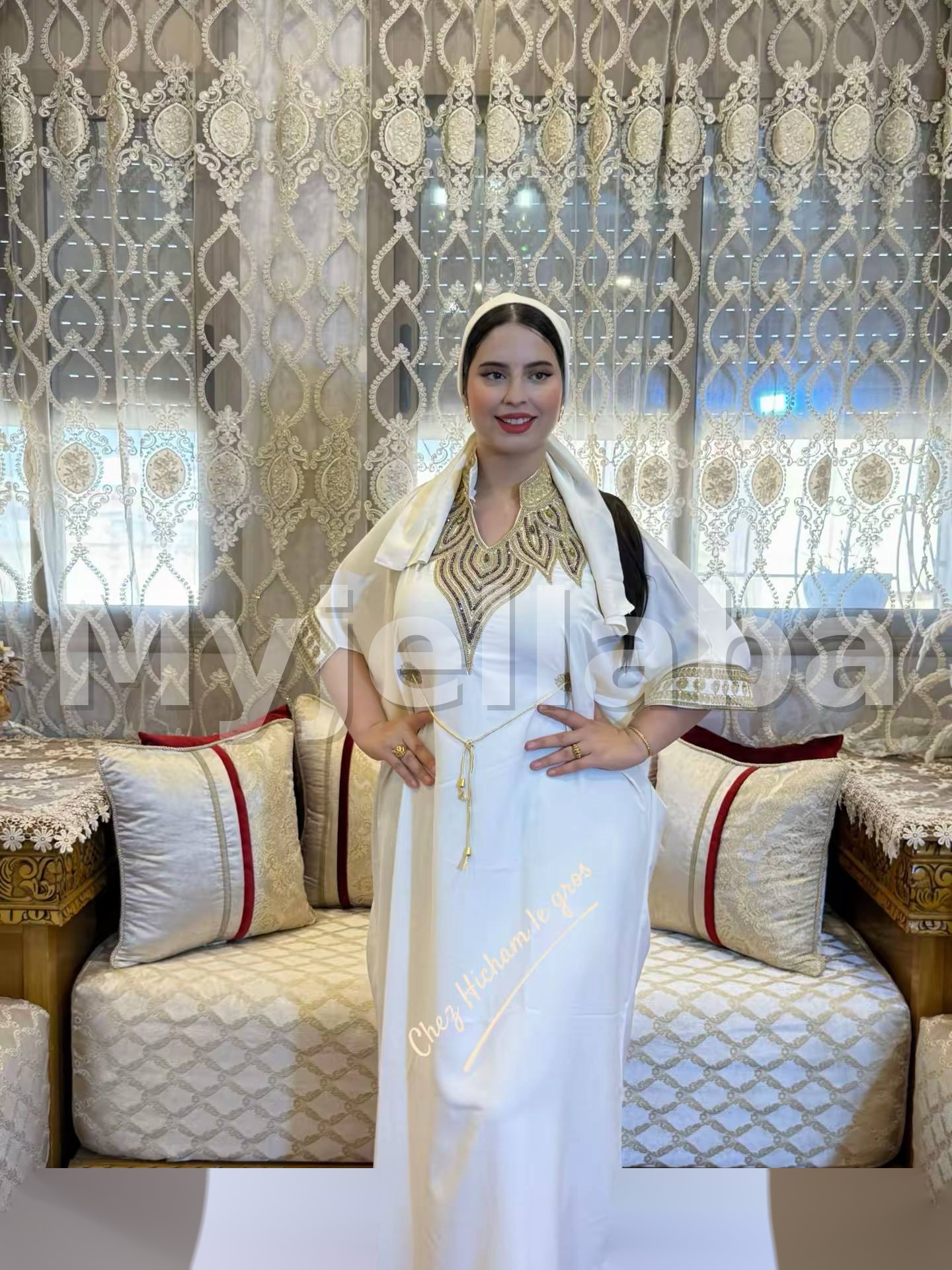 Jellaba Blanche Élégante avec Broderies Dorées