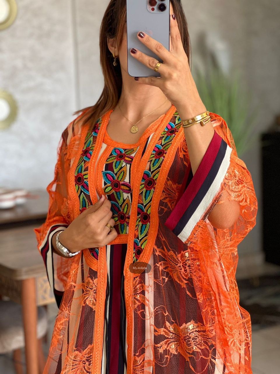 Jellaba Moderne en Dentelle et Broderies