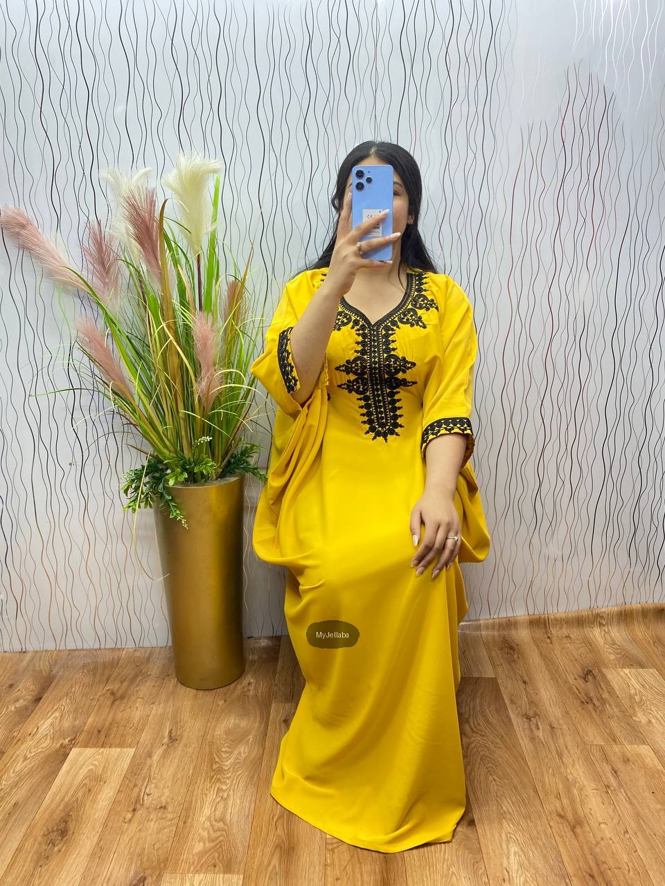 Jellaba Jaune Ornée de Broderies Noires