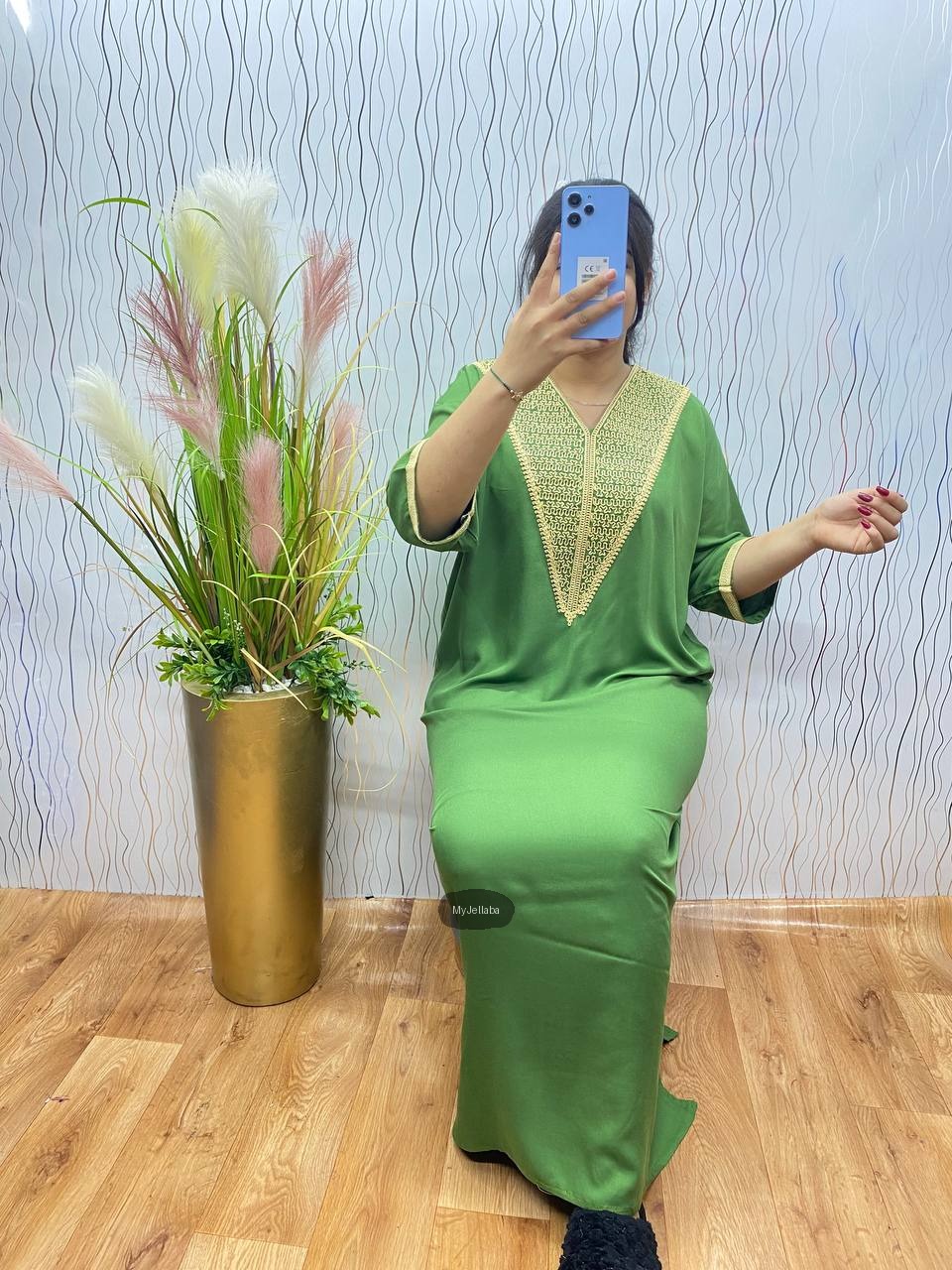 Jellaba Blanche Élégante avec Broderie Dorée