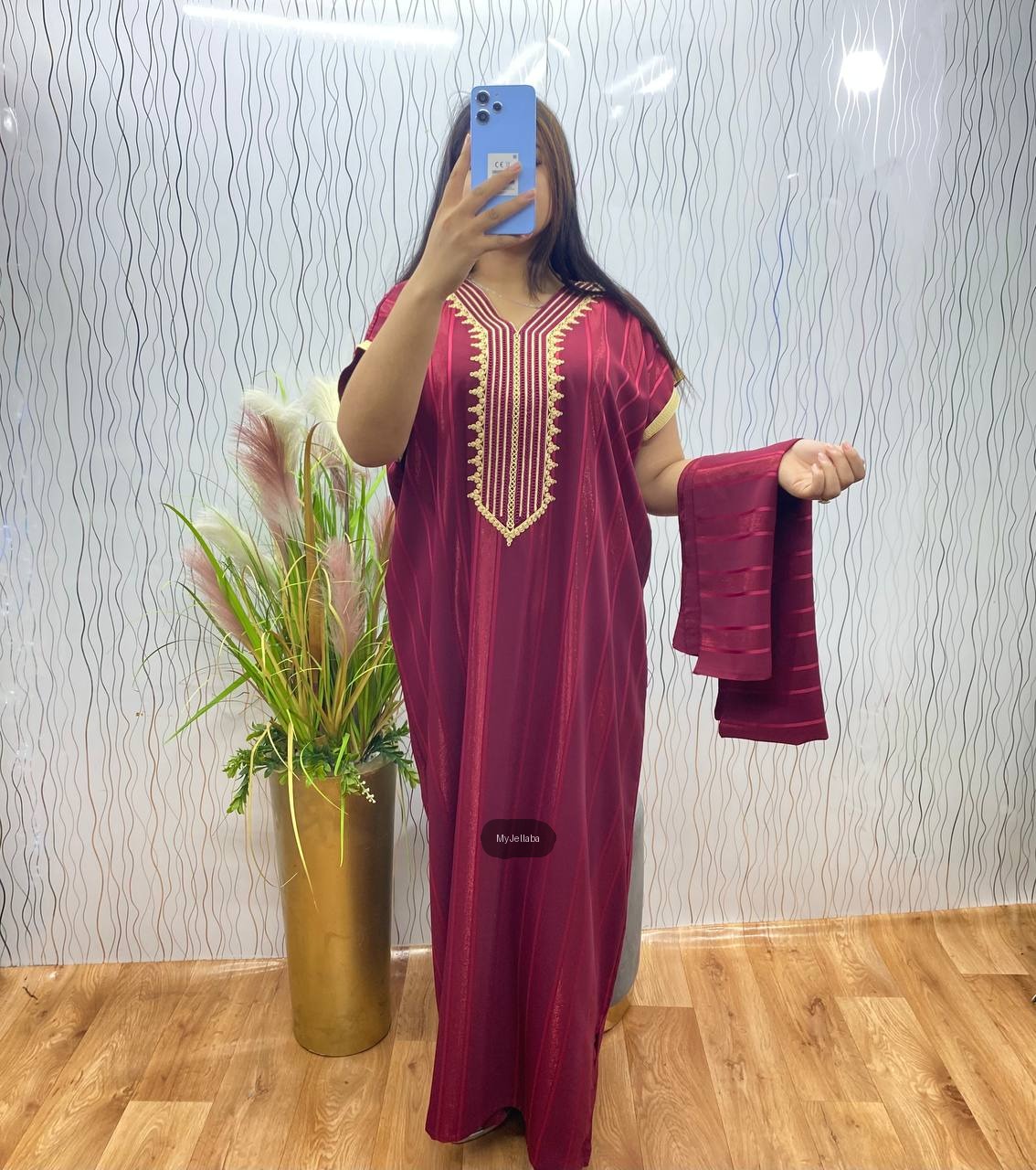 Jellaba Bordeaux Élégante avec Broderies Dorées