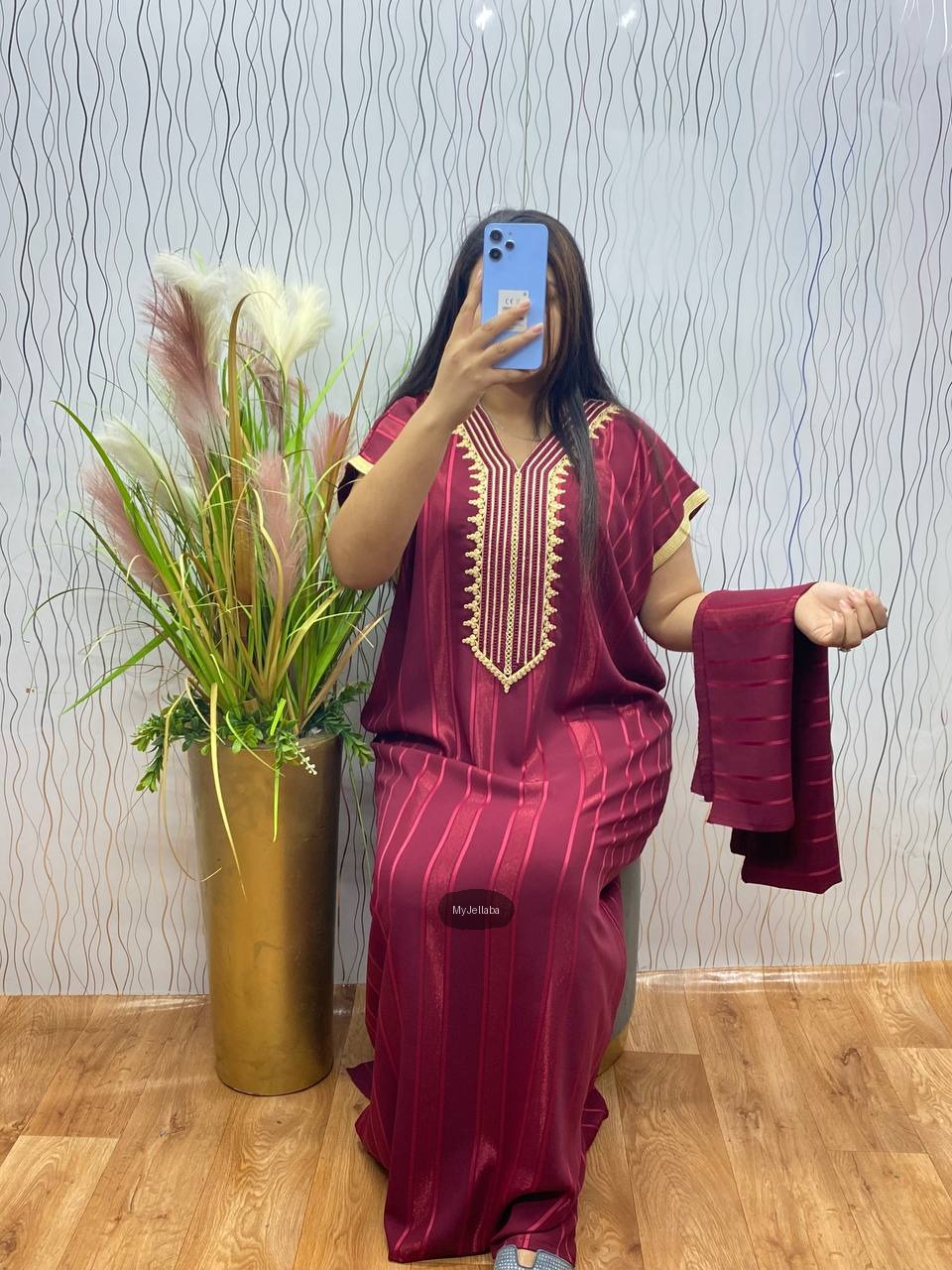 Jellaba Bordeaux Élégante avec Broderies Dorées
